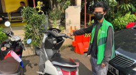 Ahmad Robiansyah (26) driver ojek online (ojol) menunjukkan sepeda motornya di Mapolsek Palmerah, Palmerah, Jakarta Barat pada Senin (22/9/2025).