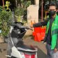 Ahmad Robiansyah (26) driver ojek online (ojol) menunjukkan sepeda motornya di Mapolsek Palmerah, Palmerah, Jakarta Barat pada Senin (22/9/2025).