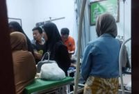 Suasana pemeriksaan siswa diduga keracunan pasca konsumsi MBG, di salah satu fasilitas kesehatan di Pamekasan, Selasa (9/9/2025).