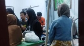 Suasana pemeriksaan siswa diduga keracunan pasca konsumsi MBG, di salah satu fasilitas kesehatan di Pamekasan, Selasa (9/9/2025).