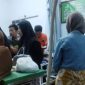 Suasana pemeriksaan siswa diduga keracunan pasca konsumsi MBG, di salah satu fasilitas kesehatan di Pamekasan, Selasa (9/9/2025).