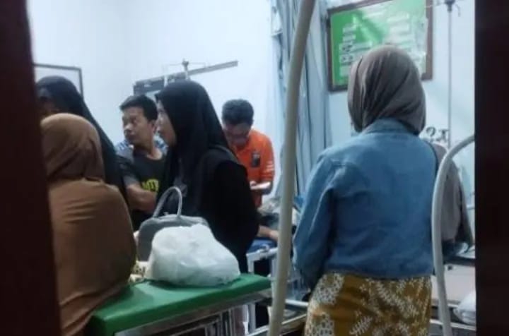 Suasana pemeriksaan siswa diduga keracunan pasca konsumsi MBG, di salah satu fasilitas kesehatan di Pamekasan, Selasa (9/9/2025).
