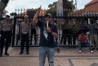 Koordinator Jaringan Kawal Jawa Timur (Jaka Jatim), Musfiq, mendesak DPRD Pamekasan segera memanggil pihak ketiga pengelola dapur MBG beserta Dinas Kesehatan untuk dimintai pertanggungjawaban.