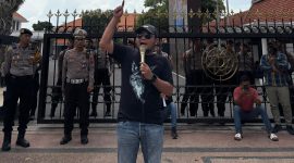 Koordinator Jaringan Kawal Jawa Timur (Jaka Jatim), Musfiq, mendesak DPRD Pamekasan segera memanggil pihak ketiga pengelola dapur MBG beserta Dinas Kesehatan untuk dimintai pertanggungjawaban.