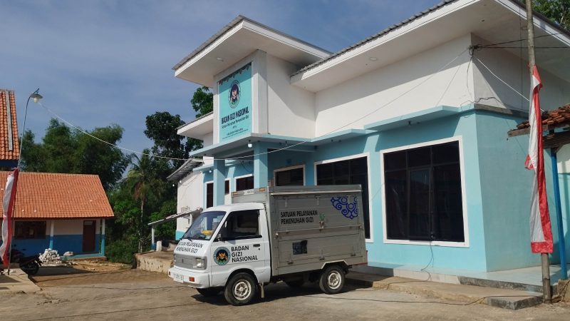 Kendaraan operasional milik Badan Gizi Nasional di salah satu dapur Satuan Pelayanan Pemenuhan Gizi (SPPG) Pamekasan yang akan melayani program Makan Bergizi Gratis (MBG).