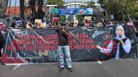 Massa Jaka Jatim demo di Surabaya tuntut KPK tetapkan Gubernur Jatim tersangka kasus hibah.