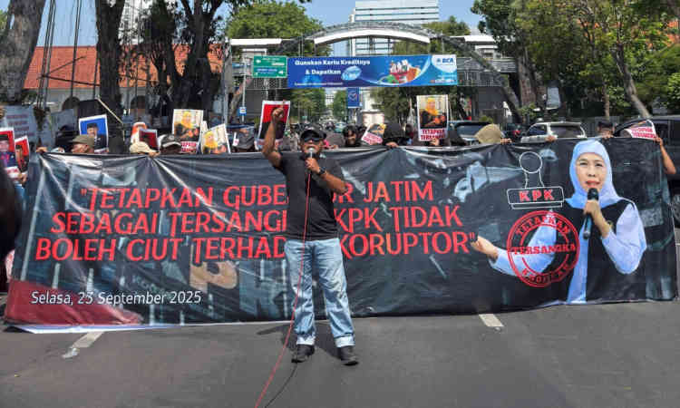 Massa Jaka Jatim demo di Surabaya tuntut KPK tetapkan Gubernur Jatim tersangka kasus hibah.