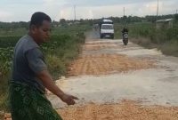 Warga Desa Pangtongkel, Kecamatan Proppo, Pamekasan, menutup jalan berlubang dengan sirtu hasil swadaya, Kamis (18/9/2025).