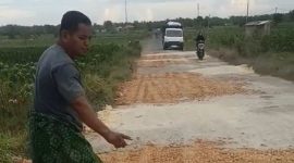 Warga Desa Pangtongkel, Kecamatan Proppo, Pamekasan, menutup jalan berlubang dengan sirtu hasil swadaya, Kamis (18/9/2025).