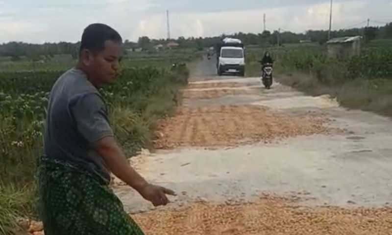 Warga Desa Pangtongkel, Kecamatan Proppo, Pamekasan, menutup jalan berlubang dengan sirtu hasil swadaya, Kamis (18/9/2025).