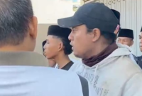 Para santri Pondok Pesantren Al-Haramain Sampang sigap menggagalkan aksi pencurian AC, Minggu (28/9/2025).