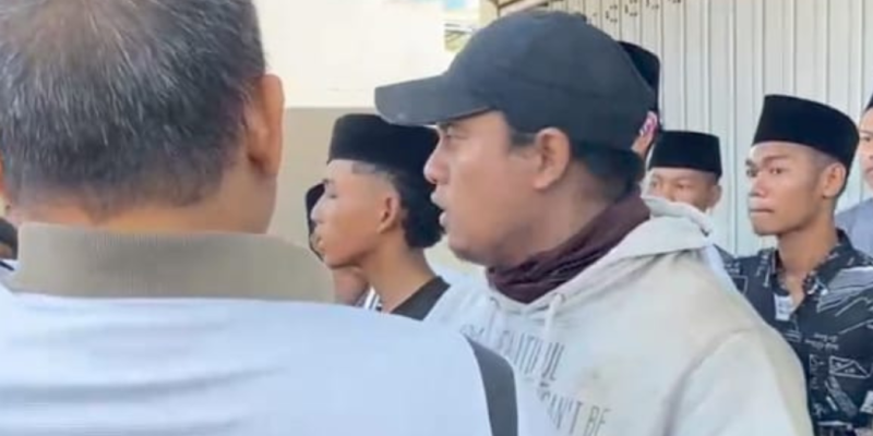 Para santri Pondok Pesantren Al-Haramain Sampang sigap menggagalkan aksi pencurian AC, Minggu (28/9/2025).