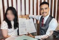 D saat bersama kuasa hukumnya (foto : iNewsProbolinggo.id/istimewa)