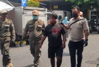 Pria ODGJ yang diamankan Satpol PP dan petugas terkait di Gresik diduga bersebadan dengan ODGJ perempuan di tepi jalan. (Foto: Istimewa)