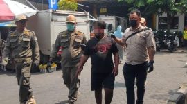 Pria ODGJ yang diamankan Satpol PP dan petugas terkait di Gresik diduga bersebadan dengan ODGJ perempuan di tepi jalan. (Foto: Istimewa)