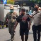 Pria ODGJ yang diamankan Satpol PP dan petugas terkait di Gresik diduga bersebadan dengan ODGJ perempuan di tepi jalan. (Foto: Istimewa)