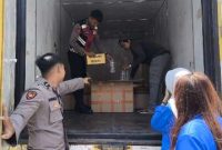 Petugas Polresta Banyuwangi saat mengamankan truk box bermuatan ribuan botol arak di kawasan Kalipuro, Kamis (9/10/2025) dini hari.