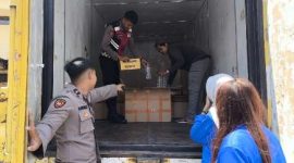 Petugas Polresta Banyuwangi saat mengamankan truk box bermuatan ribuan botol arak di kawasan Kalipuro, Kamis (9/10/2025) dini hari.