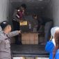 Petugas Polresta Banyuwangi saat mengamankan truk box bermuatan ribuan botol arak di kawasan Kalipuro, Kamis (9/10/2025) dini hari.