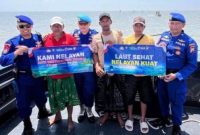 Personel Ditpolairud Polda Jatim bersama nelayan Kenjeran saat mendeklarasikan pembentukan Kelompok Nelayan Anti Destructive Fishing dalam kampanye “Laut Sehat, Nelayan Kuat”.