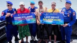 Personel Ditpolairud Polda Jatim bersama nelayan Kenjeran saat mendeklarasikan pembentukan Kelompok Nelayan Anti Destructive Fishing dalam kampanye “Laut Sehat, Nelayan Kuat”.