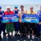 Personel Ditpolairud Polda Jatim bersama nelayan Kenjeran saat mendeklarasikan pembentukan Kelompok Nelayan Anti Destructive Fishing dalam kampanye “Laut Sehat, Nelayan Kuat”.