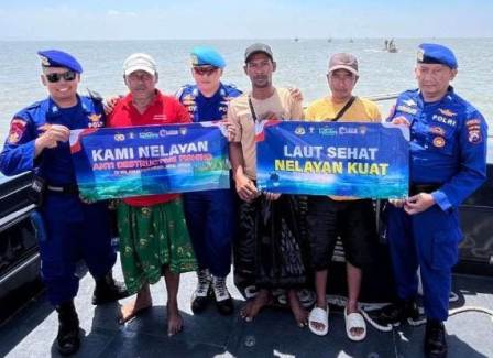 Personel Ditpolairud Polda Jatim bersama nelayan Kenjeran saat mendeklarasikan pembentukan Kelompok Nelayan Anti Destructive Fishing dalam kampanye “Laut Sehat, Nelayan Kuat”.