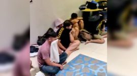 Petugas kepolisian saat mengamankan puluhan pria dalam penggerebekan pesta terlarang di salah satu hotel kawasan Surabaya, Minggu dini hari (19/10/2025).