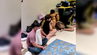 Petugas kepolisian saat mengamankan puluhan pria dalam penggerebekan pesta terlarang di salah satu hotel kawasan Surabaya, Minggu dini hari (19/10/2025).