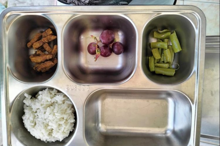 Salah satu menu MBG yang minim di Kec. Kadur Pamekasan, Rabu (8/10/2025)