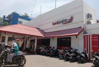 Seorang nasabah menunjukkan berkas pengajuan pinjaman di Bank Jatim Unit Larangan, Pamekasan.