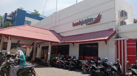Seorang nasabah menunjukkan berkas pengajuan pinjaman di Bank Jatim Unit Larangan, Pamekasan.