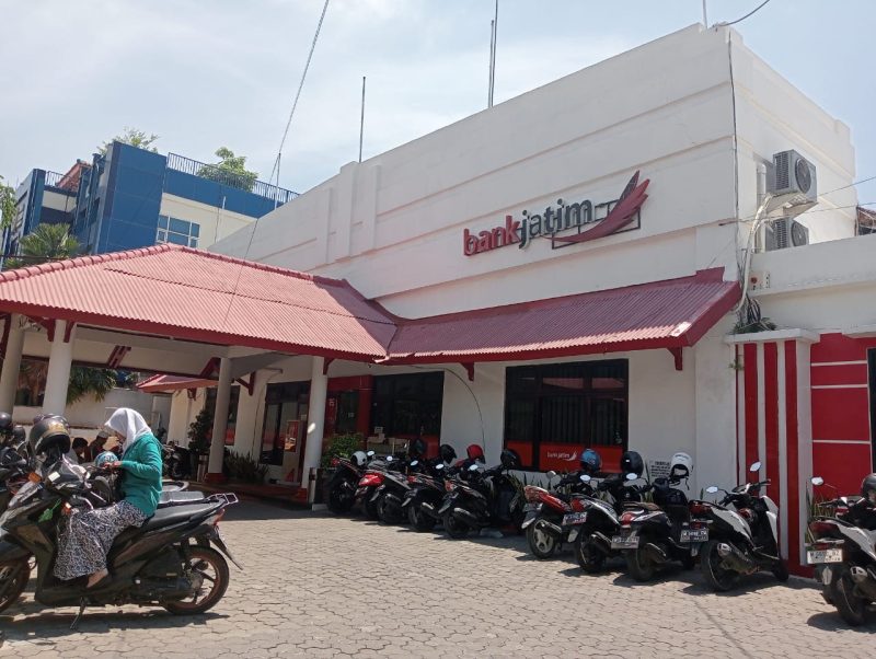 Seorang nasabah menunjukkan berkas pengajuan pinjaman di Bank Jatim Unit Larangan, Pamekasan.