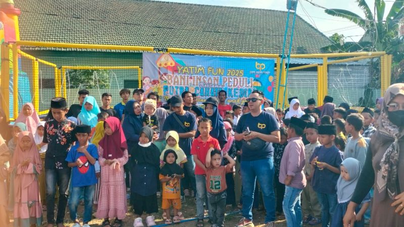Ratusan anak yatim tampak ceria menikmati wahana permainan gratis pada acara Yatim Fun Pasar Rakyat 2025 di Lapangan Sedangdang, Pamekasan, Rabu (1/10/2025).