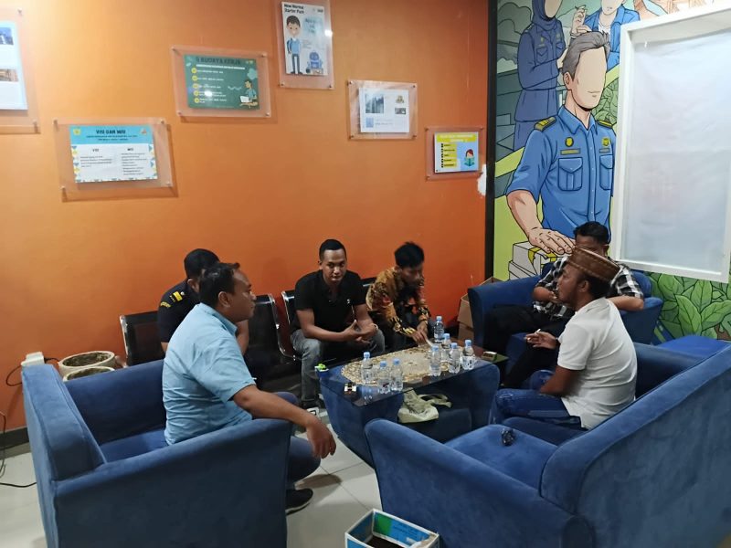 Himpunan Petani Tembakau Madura (HPTM) saat mengelar audensi di Kantor Bea Cukai Madura.