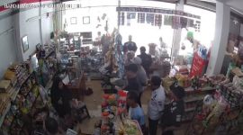 Tangkapan layar video viral seorang ibu-ibu memprotes petugas Bea Cukai Madura saat razia rokok ilegal di salah satu toko di Pamekasan, Madura.