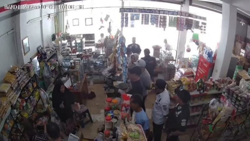 Tangkapan layar video viral seorang ibu-ibu memprotes petugas Bea Cukai Madura saat razia rokok ilegal di salah satu toko di Pamekasan, Madura.