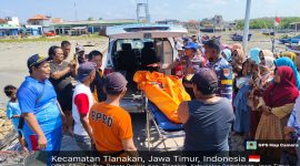 Warga Branta Pesisir, Kecamatan Tlanakan, Pamekasan, digemparkan dengan penemuan mayat pria tanpa identitas di bibir pantai Dusun Lunas, Jumat (10/10/2025) pagi.
