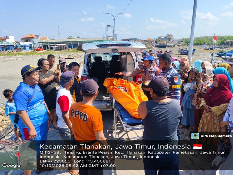 Warga Branta Pesisir, Kecamatan Tlanakan, Pamekasan, digemparkan dengan penemuan mayat pria tanpa identitas di bibir pantai Dusun Lunas, Jumat (10/10/2025) pagi.