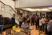 Petugas gabungan Polres Pamekasan, Kodim 0826, dan Satpol PP saat menyisir salah satu tempat hiburan malam dalam razia gabungan, Sabtu malam (11/10/2025).