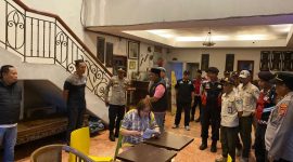 Petugas gabungan Polres Pamekasan, Kodim 0826, dan Satpol PP saat menyisir salah satu tempat hiburan malam dalam razia gabungan, Sabtu malam (11/10/2025).