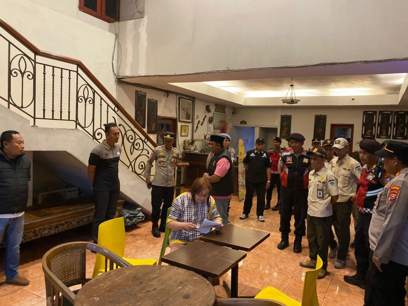 Petugas gabungan Polres Pamekasan, Kodim 0826, dan Satpol PP saat menyisir salah satu tempat hiburan malam dalam razia gabungan, Sabtu malam (11/10/2025).
