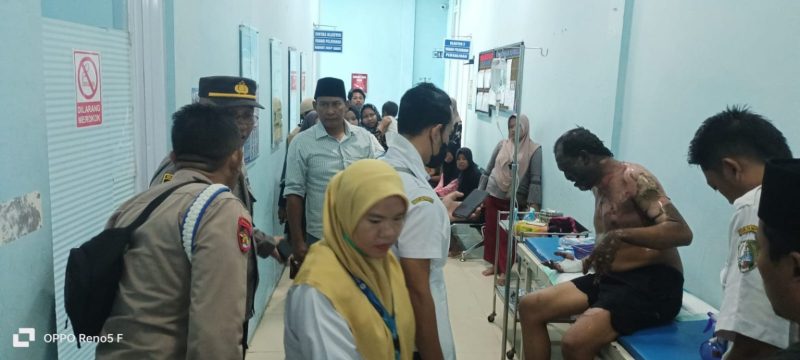 Seorang pengemudi ojek asal Sidoarjo dibakar hidup-hidup oleh penumpang yang memesan ojek secara offline.
Pelaku kabur membawa motor korban.