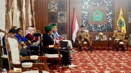 Bupati Pamekasan KH. Kholilurrahman bersama Wakil Bupati H. Sukriyanto saat menerima audiensi aktivis Cipayung Plus di Pendopo Ronggosukowati, Selasa (14/10/2025) sore.