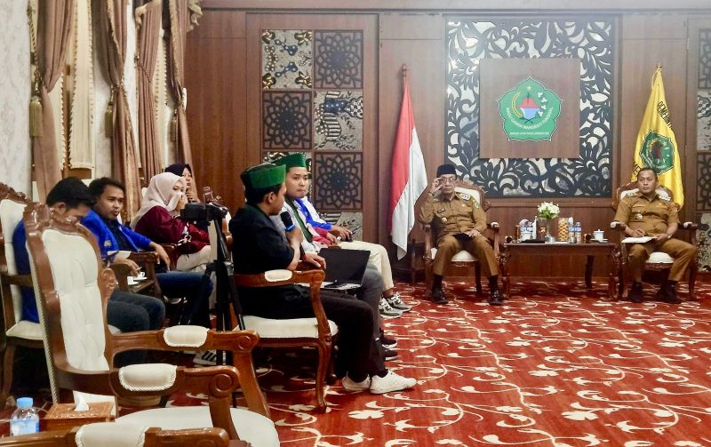 Bupati Pamekasan KH. Kholilurrahman bersama Wakil Bupati H. Sukriyanto saat menerima audiensi aktivis Cipayung Plus di Pendopo Ronggosukowati, Selasa (14/10/2025) sore.