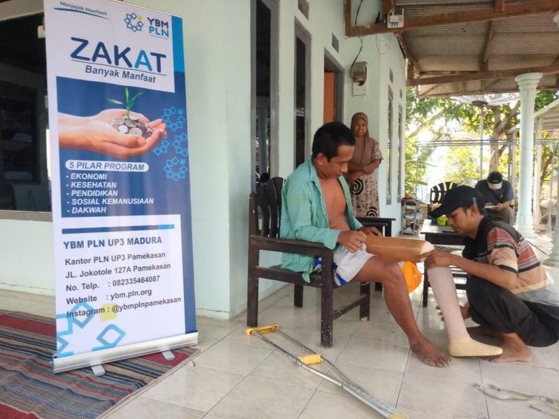 Bantuan Kaki Palsu oleh PLN ULP3 Madura 