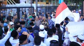 Ratusan santri dari Himpunan Alumni Santri dan Simpatisan Pondok Pesantren Miftahul Ulum Lepelle (HIASAN-MU) Robatal, Sampang, menggelar aksi damai di depan The Trans Icon Surabaya.
