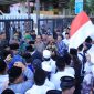 Ratusan santri dari Himpunan Alumni Santri dan Simpatisan Pondok Pesantren Miftahul Ulum Lepelle (HIASAN-MU) Robatal, Sampang, menggelar aksi damai di depan The Trans Icon Surabaya.