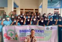 Ketua SPPG Biequeen Nyalabu Daya Pamekasan Ach Vicky Handika bersama jajaran Dinkes Pamekasan dan para penjamah makanan program MBG berfoto bersama usai kegiatan penyuluhan keamanan pangan, Rabu (22/10/2025).