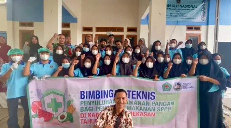 Ketua SPPG Biequeen Nyalabu Daya Pamekasan Ach Vicky Handika bersama jajaran Dinkes Pamekasan dan para penjamah makanan program MBG berfoto bersama usai kegiatan penyuluhan keamanan pangan, Rabu (22/10/2025).